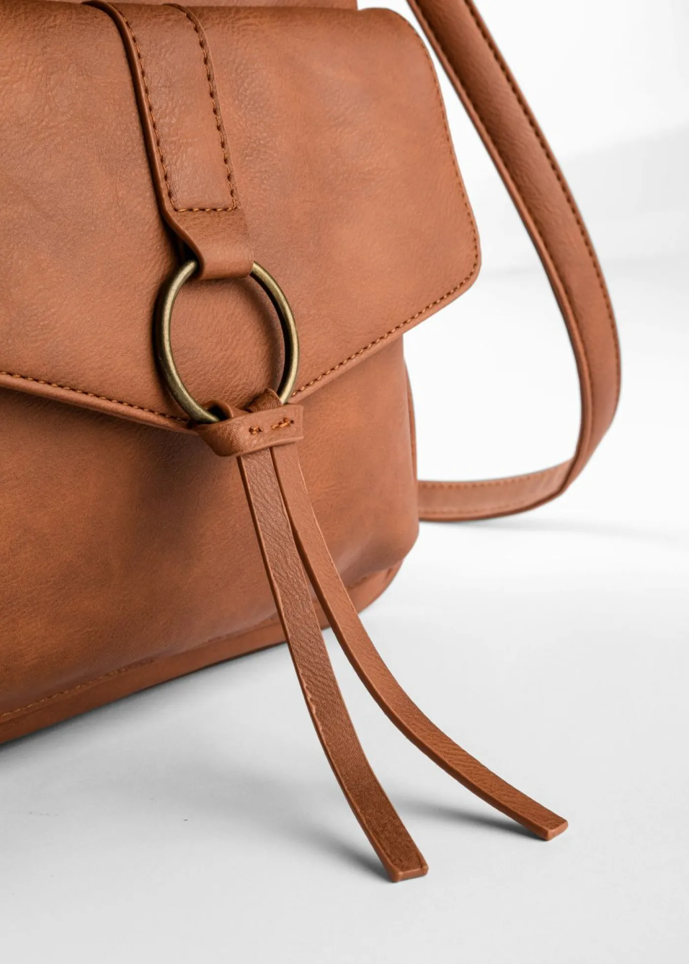 New Bolso tipo bandolera, mediano, con detalle de hebilla Mujer Bolsos