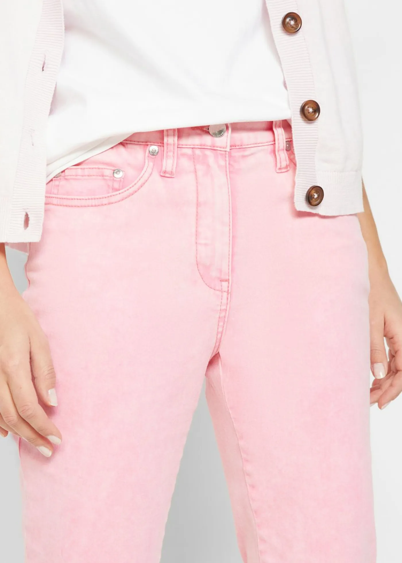 Pantalón acortado de sarga con aspecto desgastado Mujer Pantalones