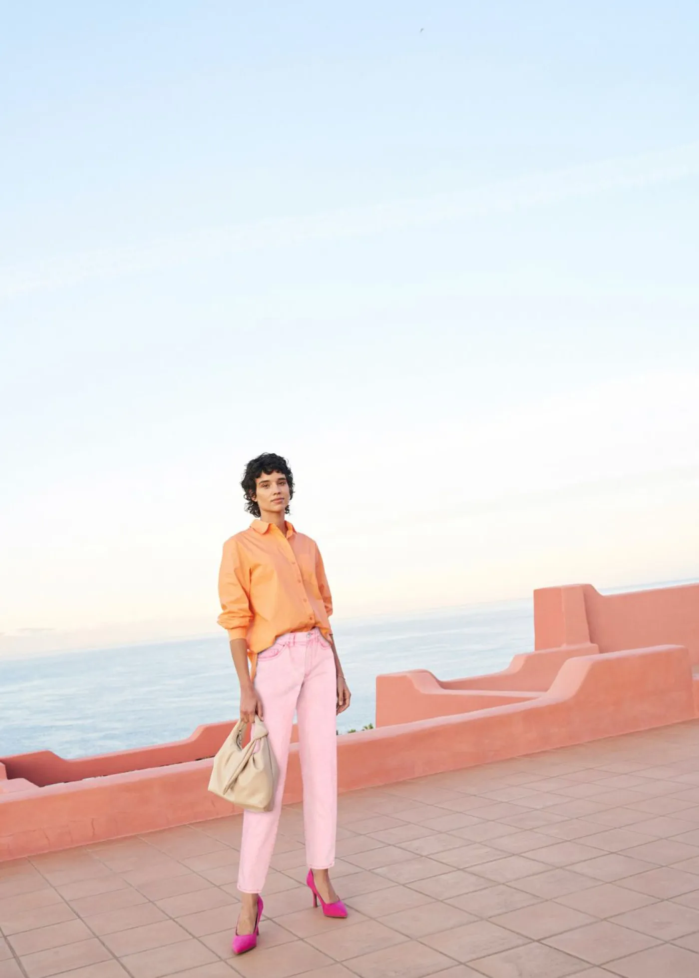 Pantalón acortado de sarga con aspecto desgastado Mujer Pantalones