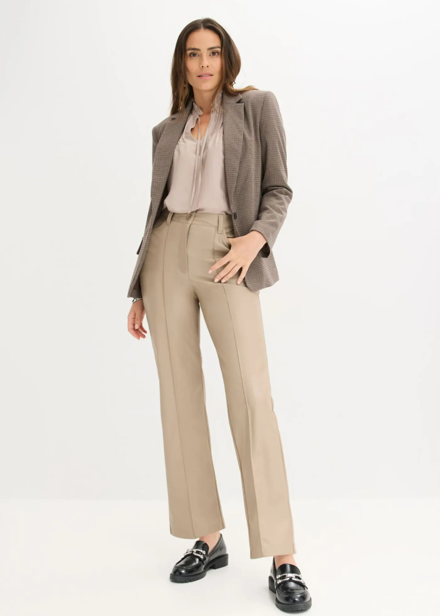 Pantalón con pernera recta de piel sintética con ribete Mujer Pantalones