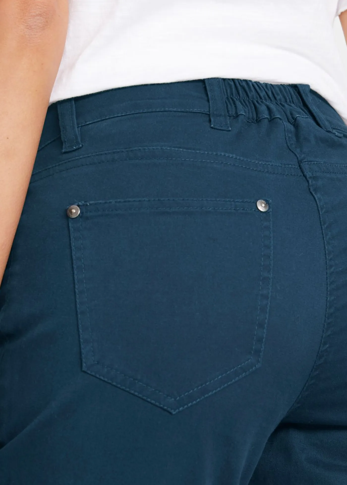 Pantalón de corte capri con cintura elástica y botones Mujer Pantalones