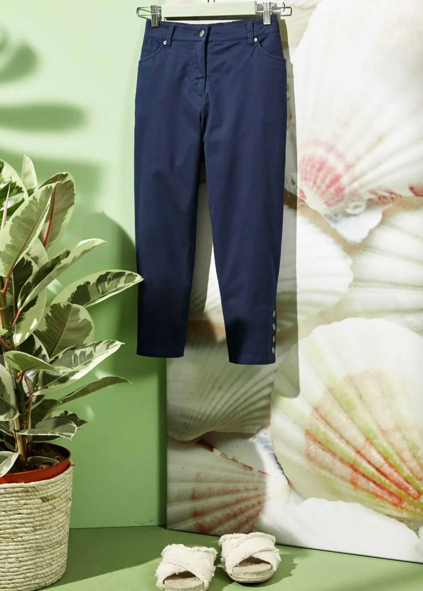 Pantalón de corte capri con cintura elástica y botones Mujer Pantalones