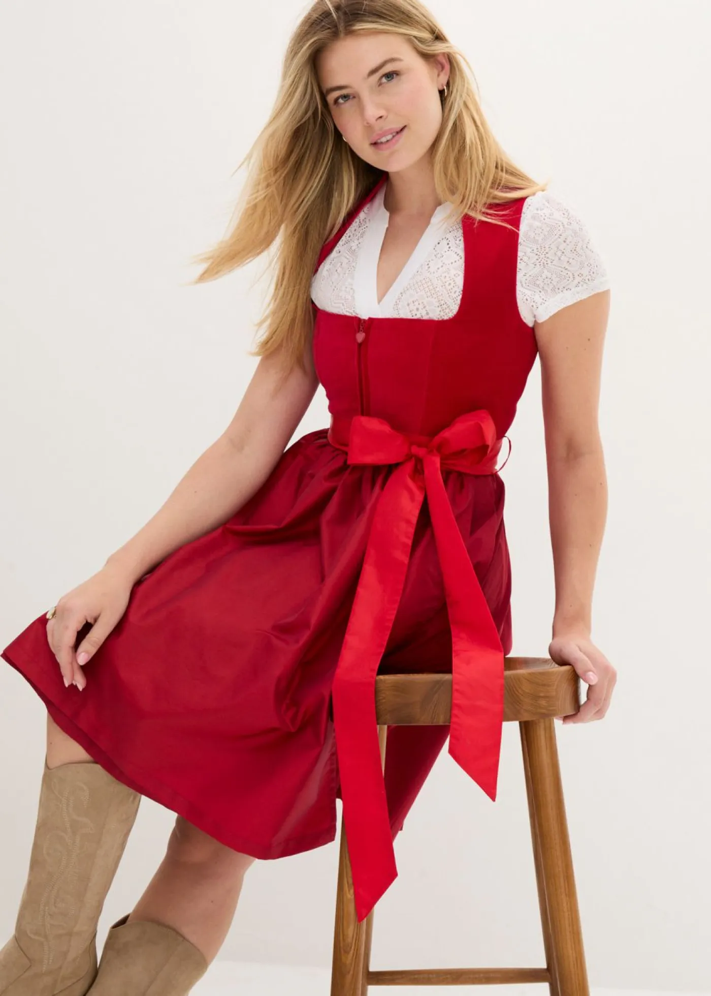 Traje tirolés con corpiño de terciopelo y delantal de satén (2 piezas) Mujer Vestidos