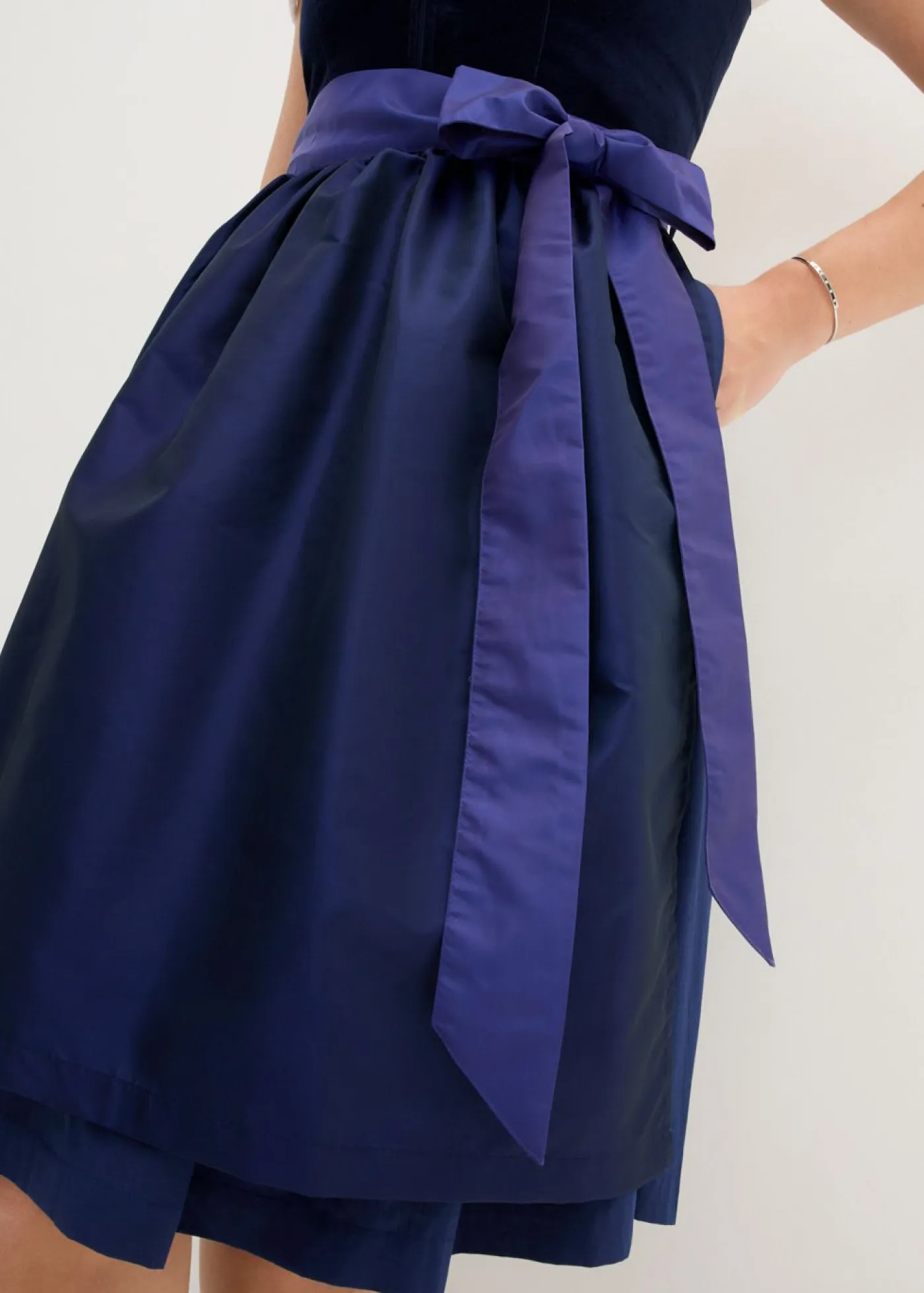 Traje tirolés con corpiño de terciopelo y delantal de satén (2 piezas) Mujer Vestidos