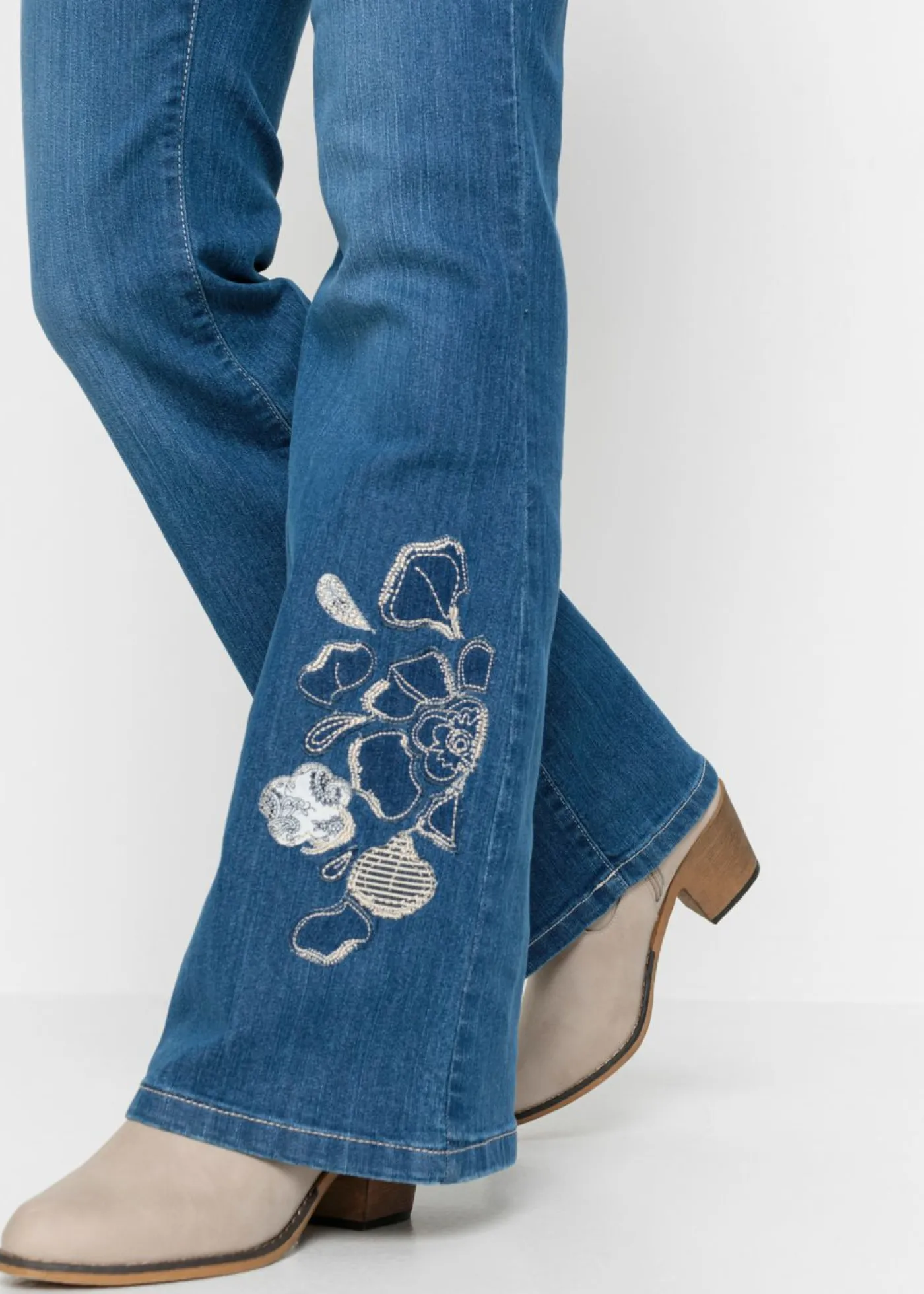 Hot Vaqueros con bordados de flores Mujer Vaqueros